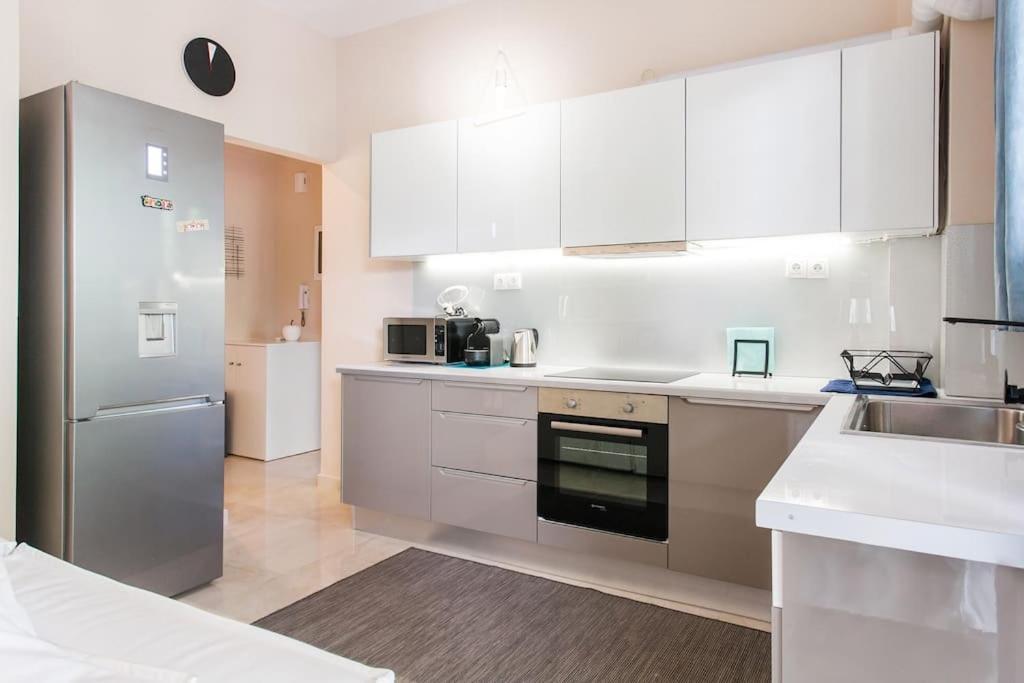 Lux Beach Apartment Vári Екстериор снимка